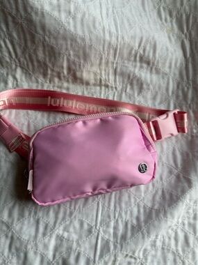 Lululemon Everywhere Wordmark Crossbody Belt Bag 1L - Pink/baby pink